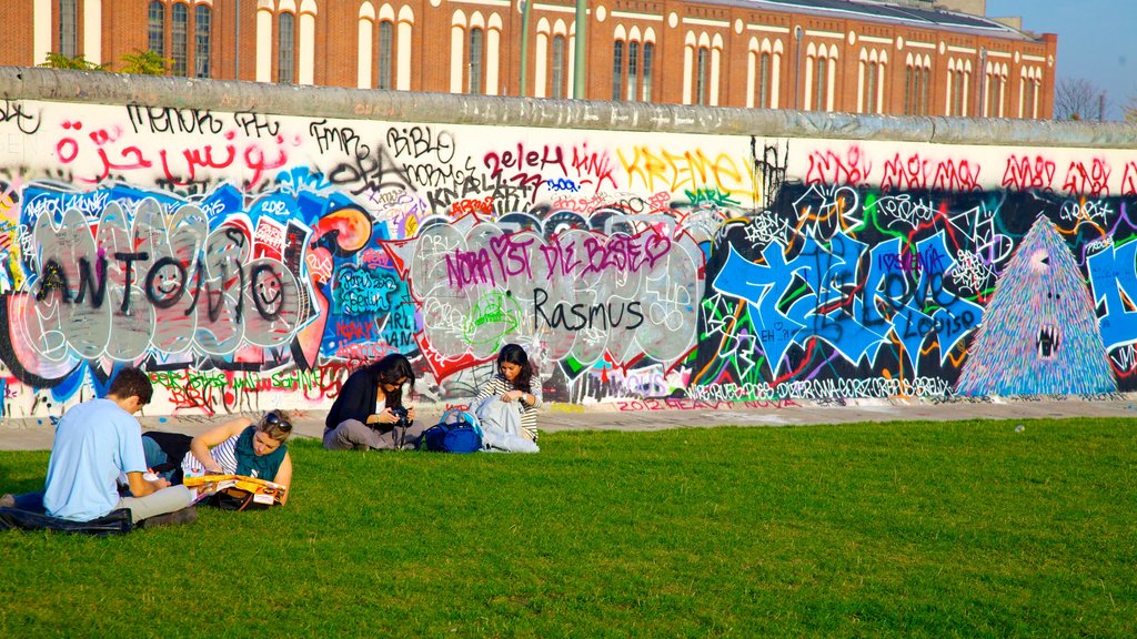 East Side Gallery showing picnicing, a park and heritage elements