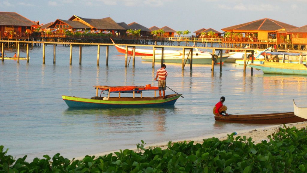 Malasia mostrando una bahía o un puerto, una ciudad costera y botes