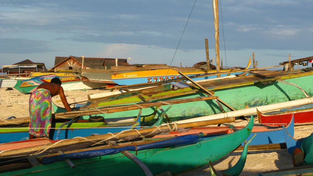 Malásia que inclui canoagem, uma praia de areia e uma cidade litorânea