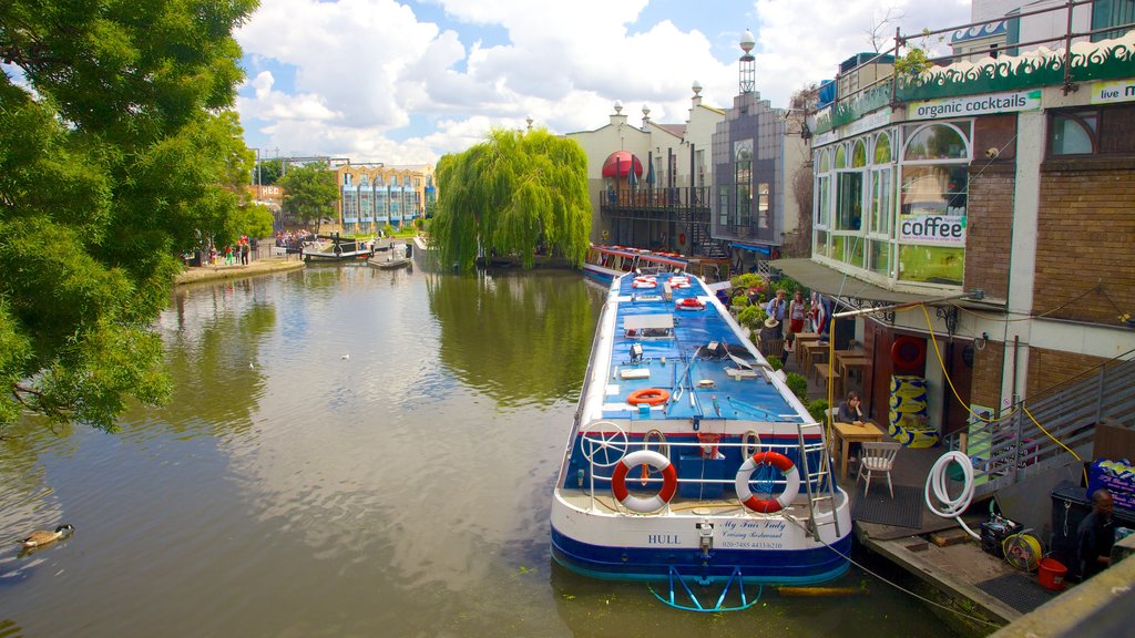 Camden Town que incluye un río o arroyo y botes