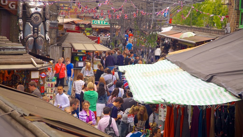 Camden Town mostrando mercados y también un gran grupo de personas