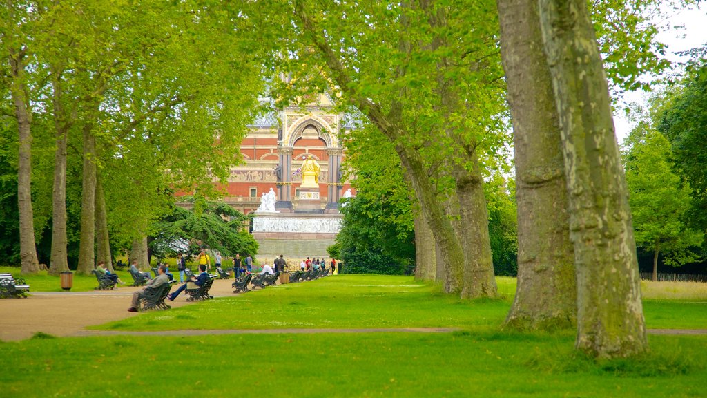 Albert Memorial showing a park