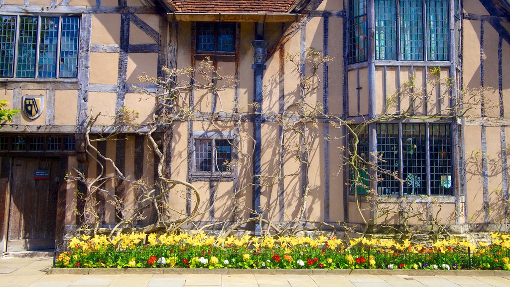 Stratford-upon-Avon mostrando flores y una casa