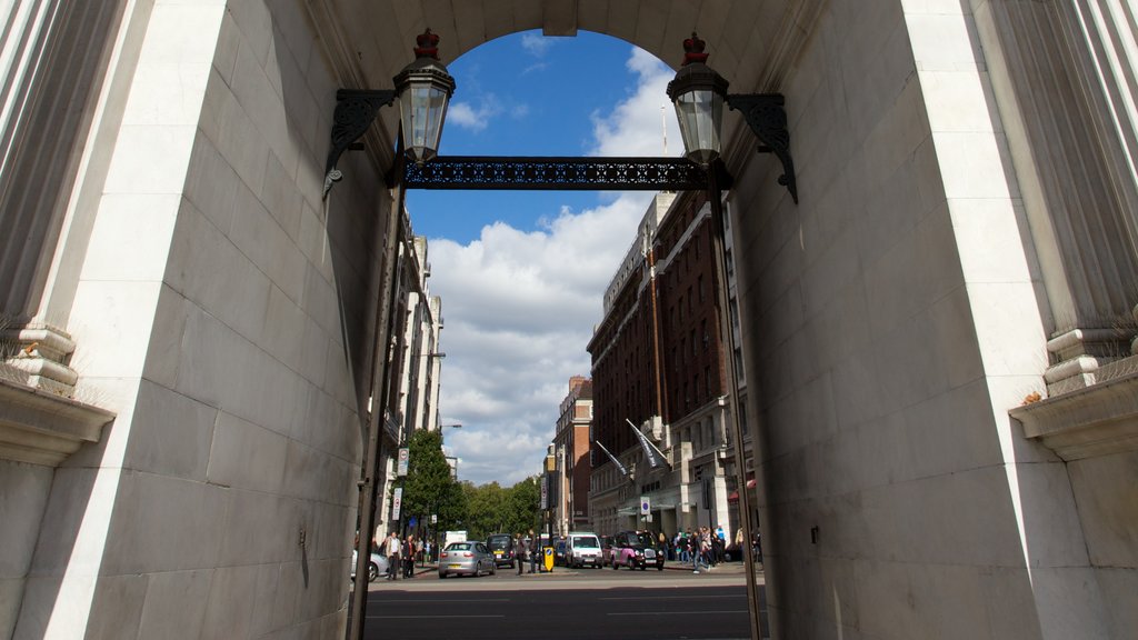 Hyde Park montrant une ville et scènes de rue