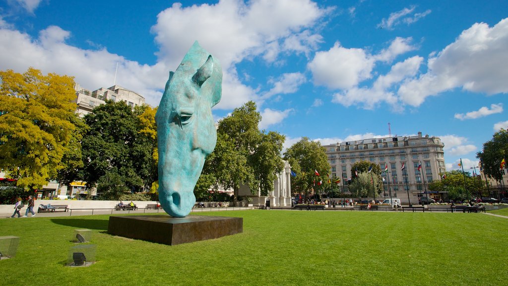 Hyde Park mettant en vedette un parc et art extérieur