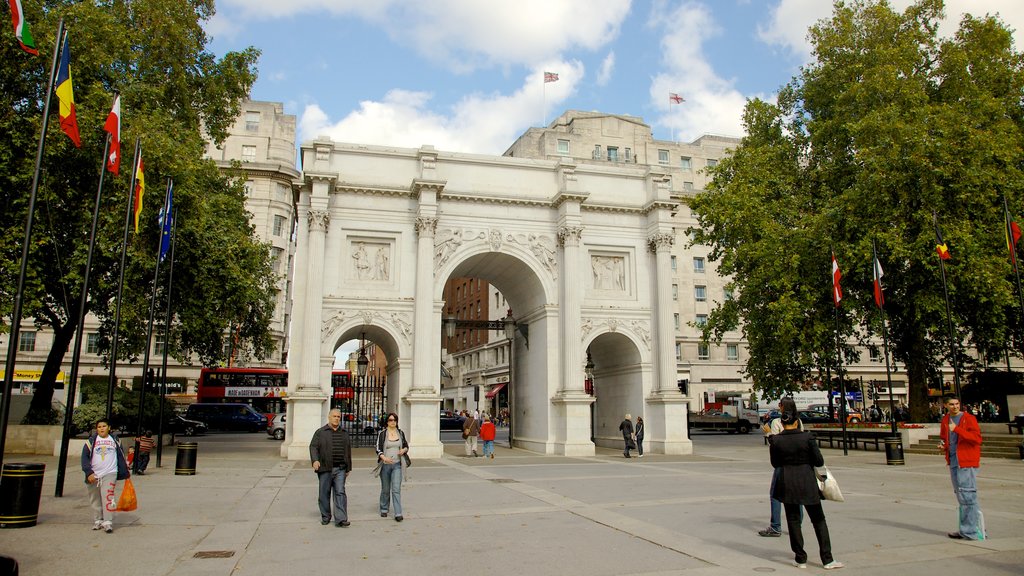 Hyde Park showing a garden and heritage architecture