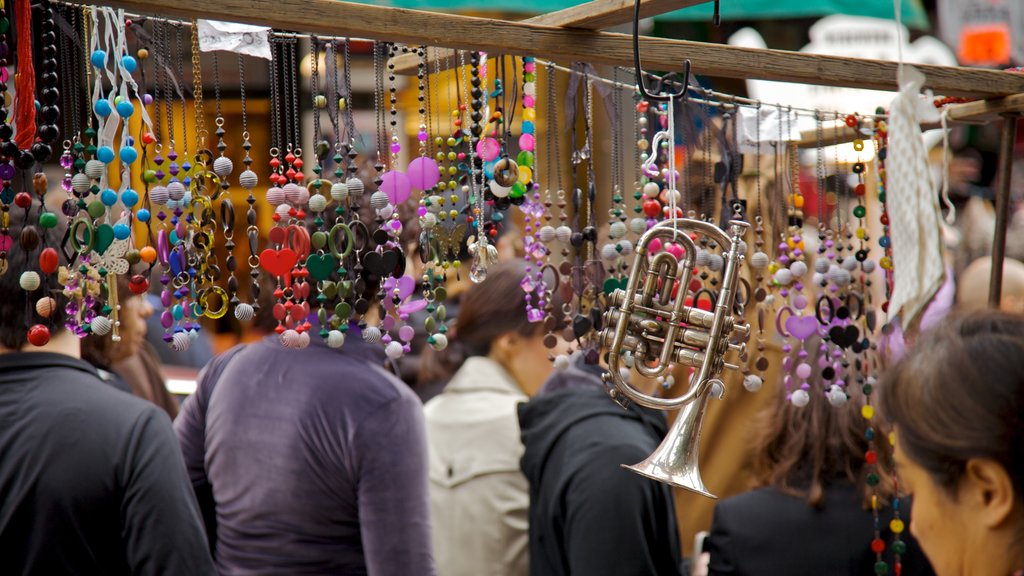 Notting Hill showing markets as well as a large group of people