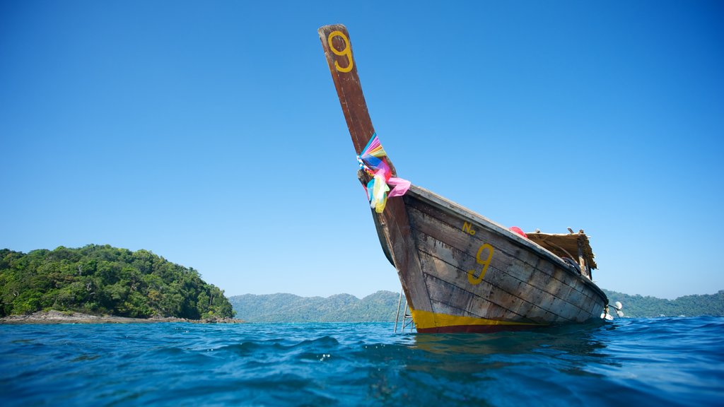 Nationalpark Mu Ko Surin das einen allgemeine Küstenansicht und Bootfahren