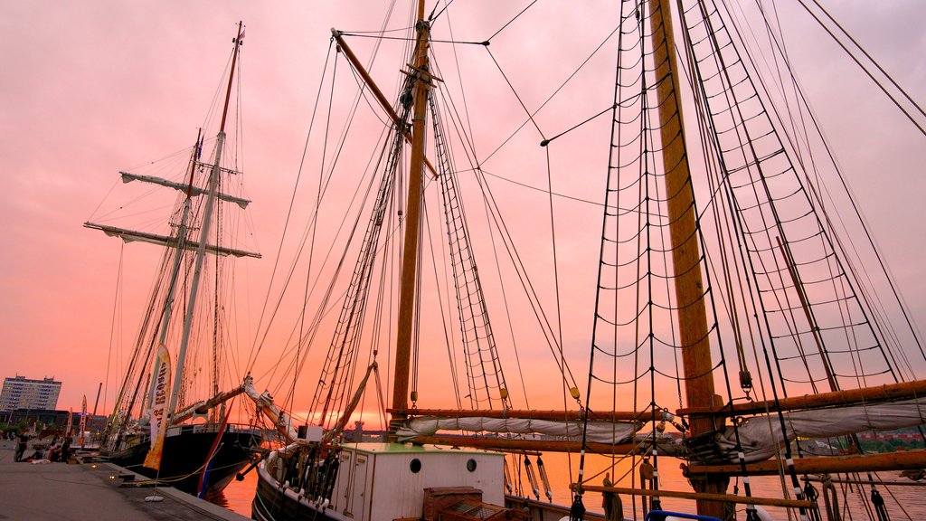 Aalborg mostrando un atardecer, una bahía o un puerto y botes