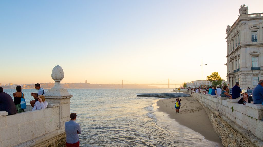 Praça de Comercio ofreciendo vista general a la costa, una playa de arena y un atardecer