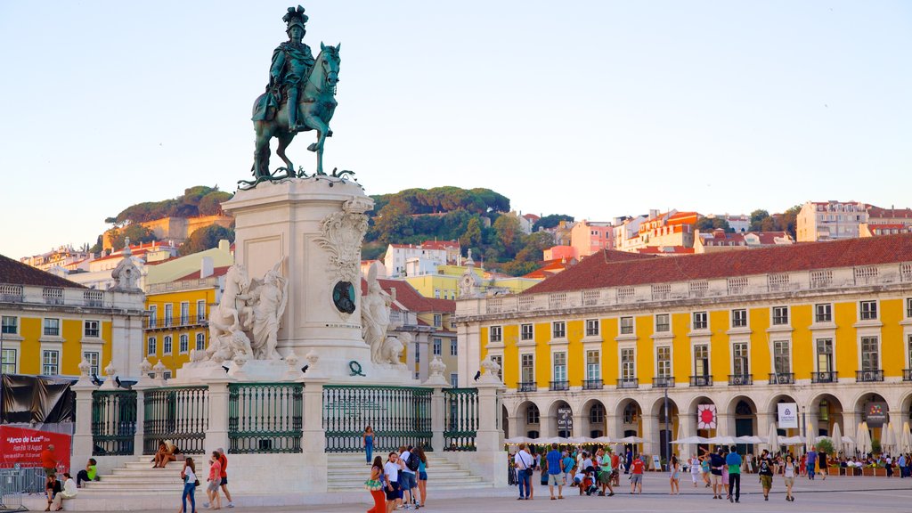 Praça de Comercio que incluye una plaza, una ciudad y una estatua o escultura