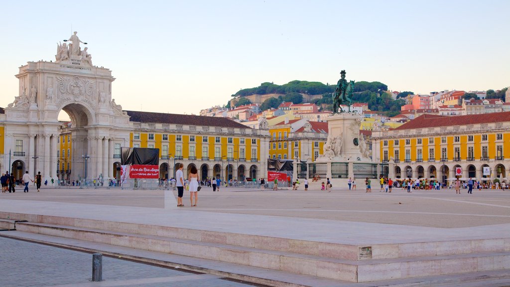 Praça de Comercio mostrando una plaza, una estatua o escultura y arquitectura patrimonial