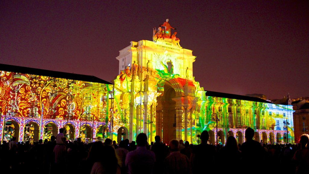 Praça do Comércio qui includes vie nocturne, square ou place et art en plein air