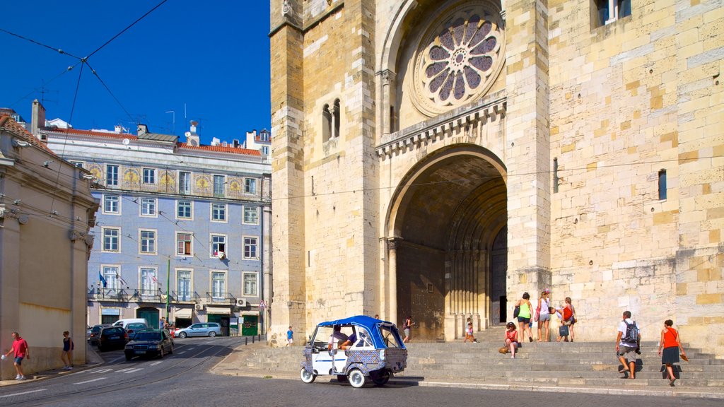 Catedral de Lisboa ofreciendo una ciudad, una iglesia o catedral y patrimonio de arquitectura