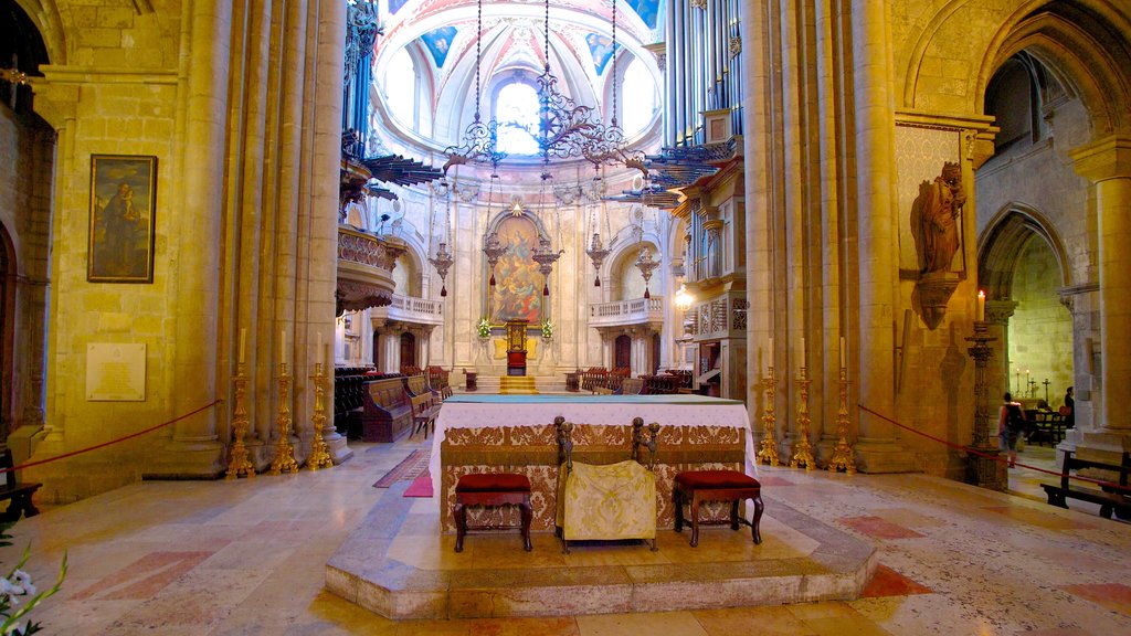 Catedral de Lisboa ofreciendo aspectos religiosos, arquitectura patrimonial y vista interna