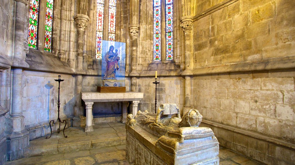 Catedral de Lisboa que inclui vistas internas, arquitetura de patrimônio e uma igreja ou catedral