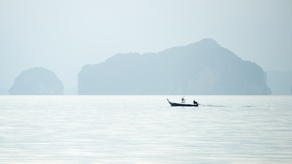 Ao Phra Nang Beach mostrando vista general a la costa, botes y imágenes de una isla