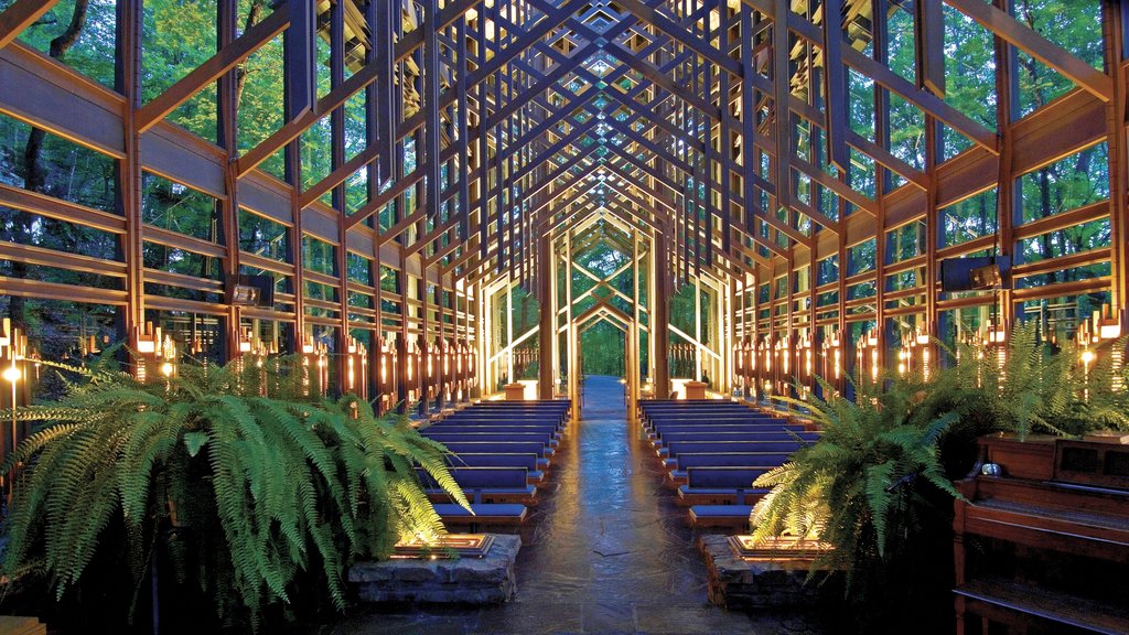 Eureka Springs ofreciendo una iglesia o catedral, arquitectura moderna y vistas interiores