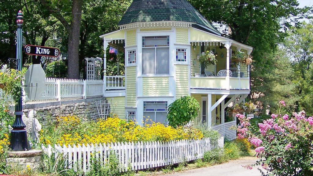 Eureka Springs que incluye flores, una casa y patrimonio de arquitectura