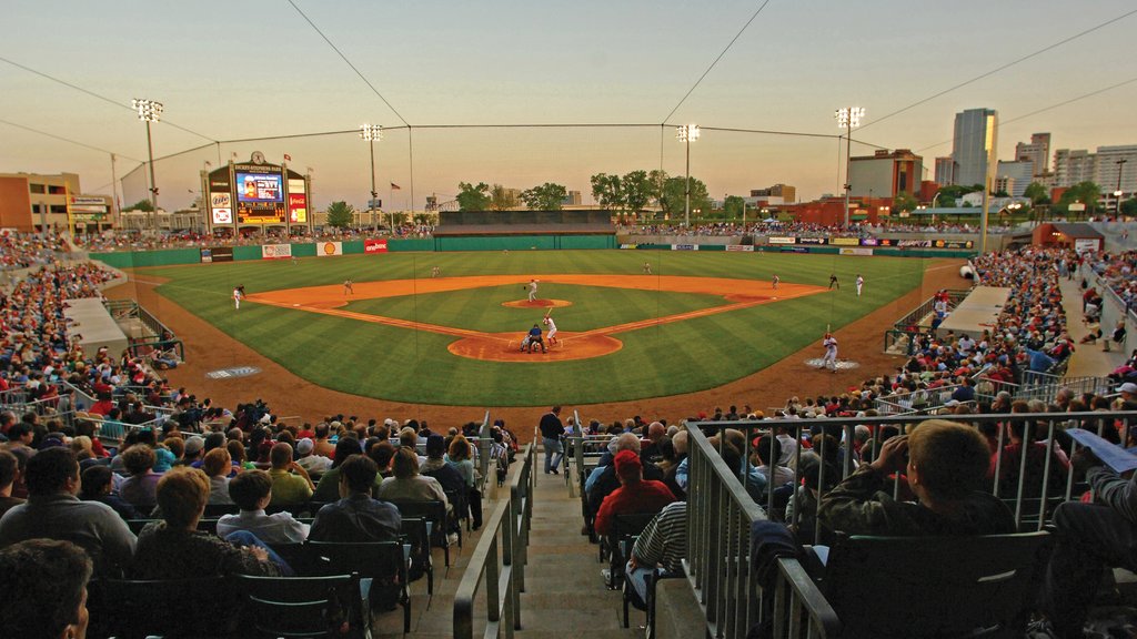 Little Rock que incluye un atardecer y un evento deportivo y también un gran grupo de personas