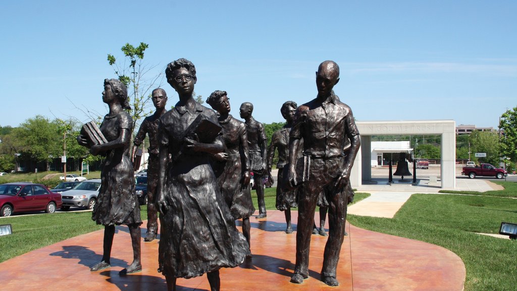 Little Rock mostrando arte al aire libre y un parque