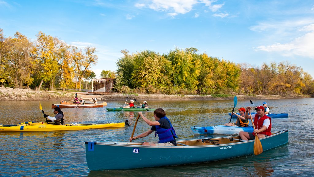 Fargo montrant kayak ou canoë et rivière ou ruisseau