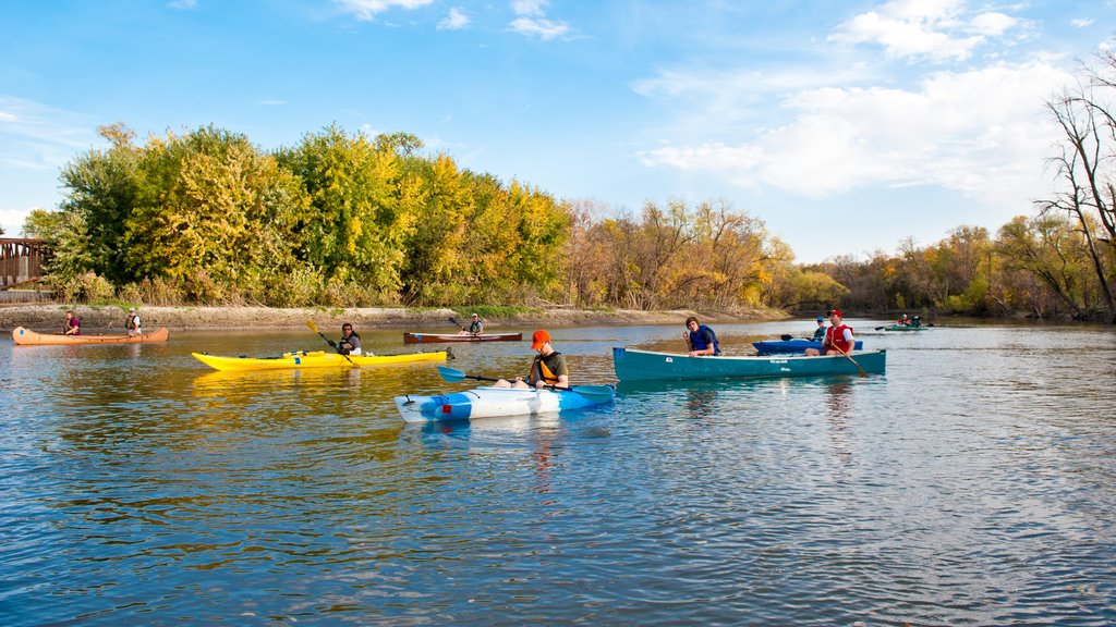 Fargo qui includes rivière ou ruisseau et kayak ou canoë