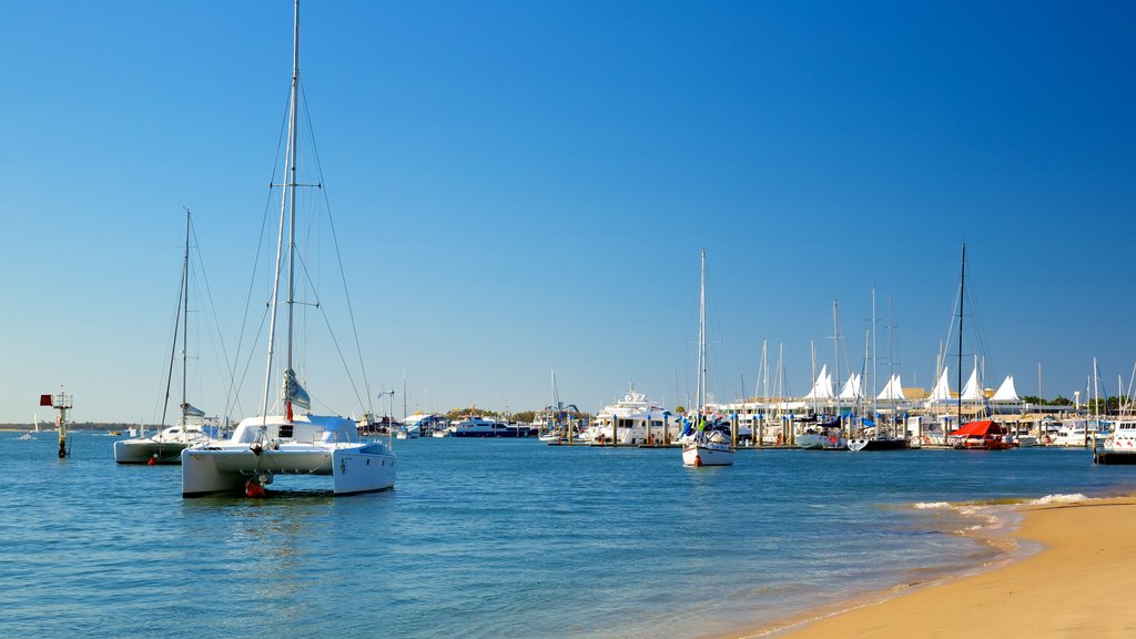 Southport som omfatter en sandstrand, en bugt eller havn og sejlads