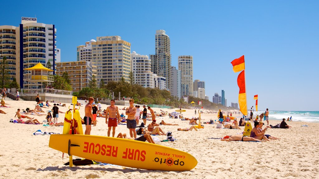 Surfers Paradise Beach caracterizando uma praia, um edifício e uma cidade litorânea