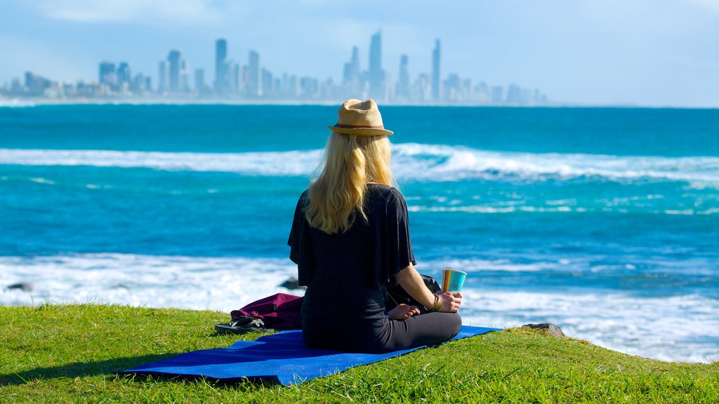 Burleigh Heads mostrando uma cidade litorânea, um spa diário e paisagens litorâneas