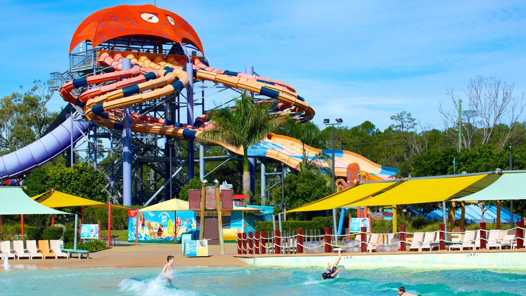 WhiteWater World toont een zwembad en een waterpark