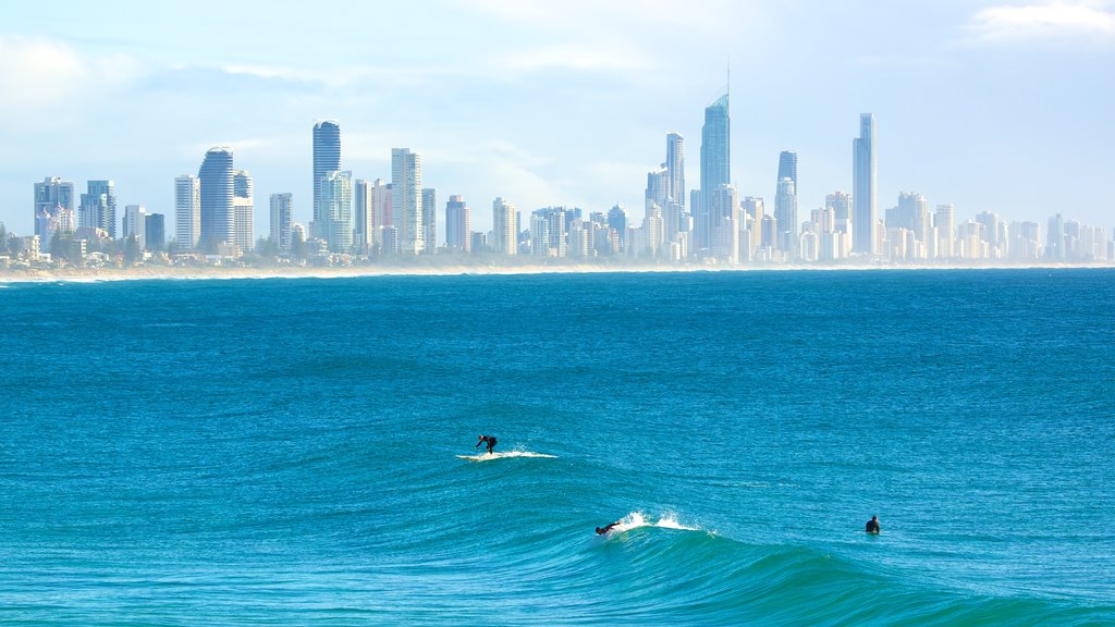 Burleigh Heads que incluye surf, olas y vista general a la costa