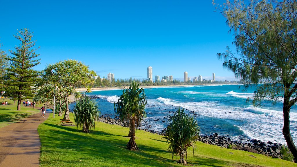 Burleigh Heads que incluye olas, una ciudad costera y vistas generales de la costa