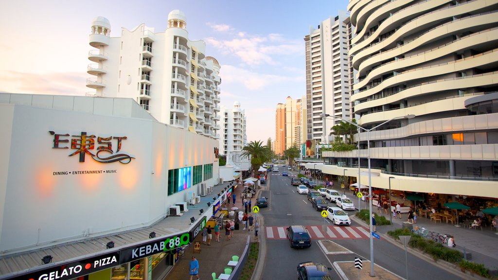 Broadbeach que inclui arquitetura moderna, um arranha-céu e uma cidade