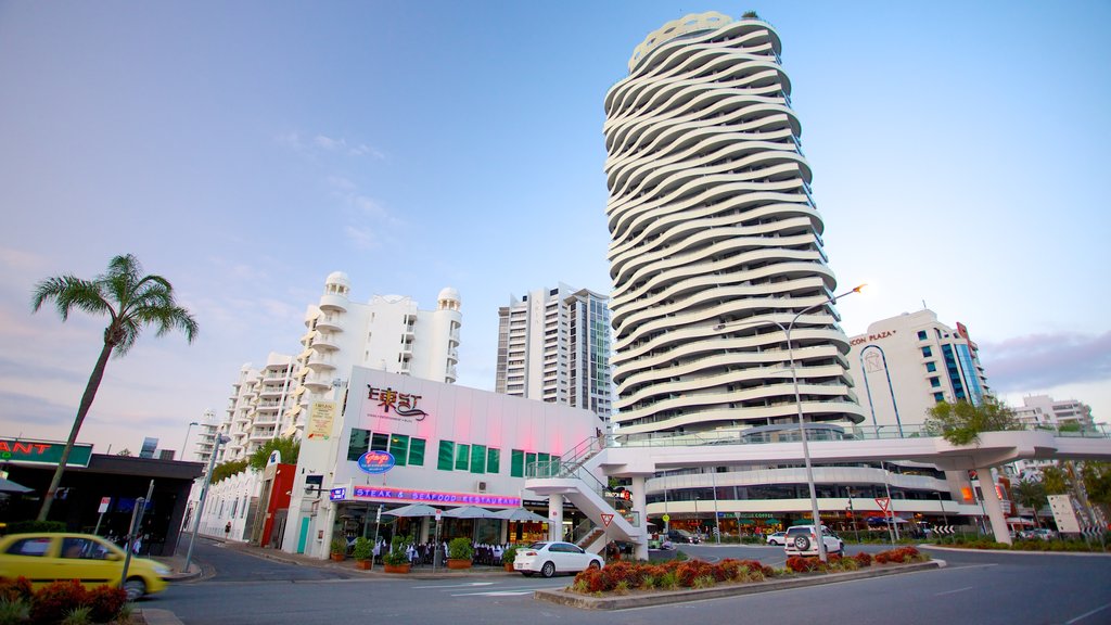 Broadbeach que incluye arquitectura moderna y un edificio alto