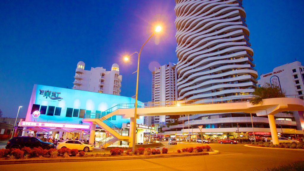 Broadbeach ofreciendo arquitectura moderna, escenas de noche y vista a la ciudad