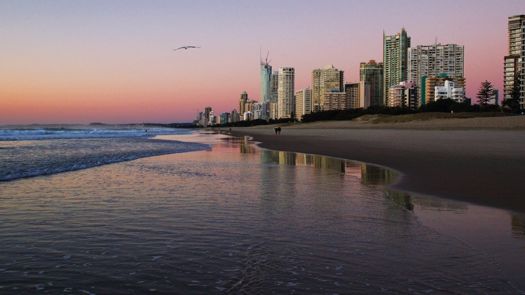 Broadbeach ofreciendo una ciudad costera, una playa de arena y un edificio alto