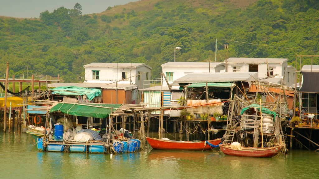 Tai O que incluye botes, una pequeña ciudad o aldea y un río o arroyo