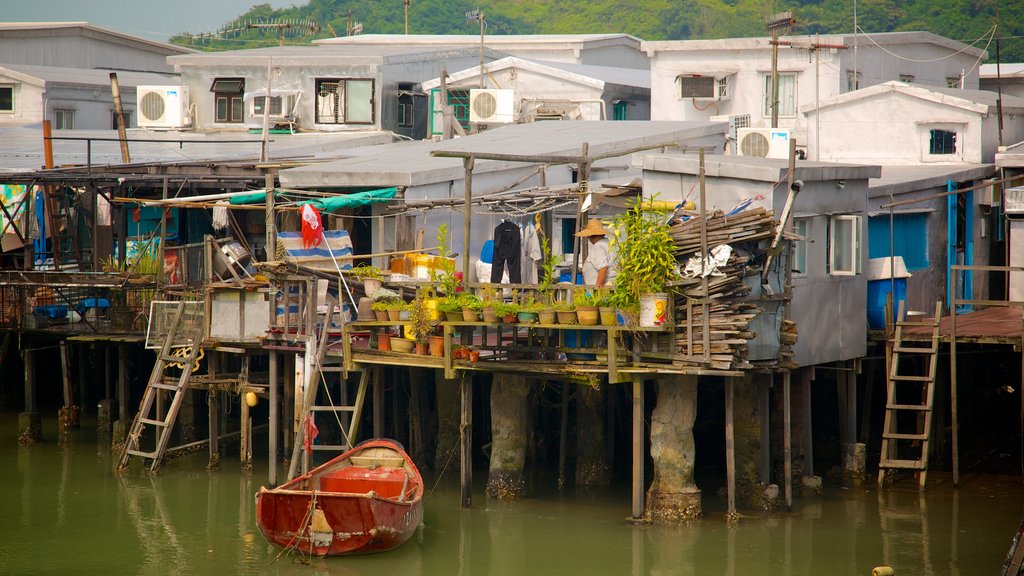 Tai O Fishing Village mostrando un río o arroyo, paseos en lancha y una pequeña ciudad o pueblo