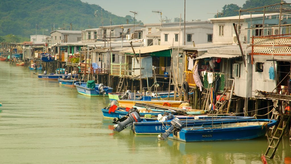 Tai O Village que inclui uma cidade pequena ou vila, um rio ou córrego e canoagem