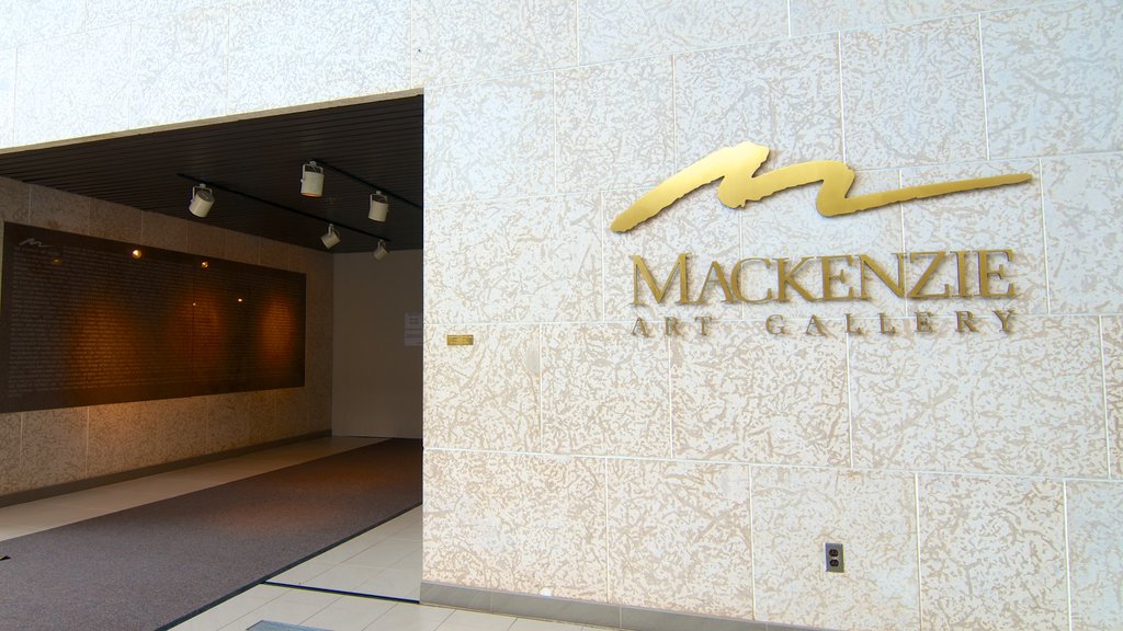 Mackenzie Art Gallery som omfatter skiltning