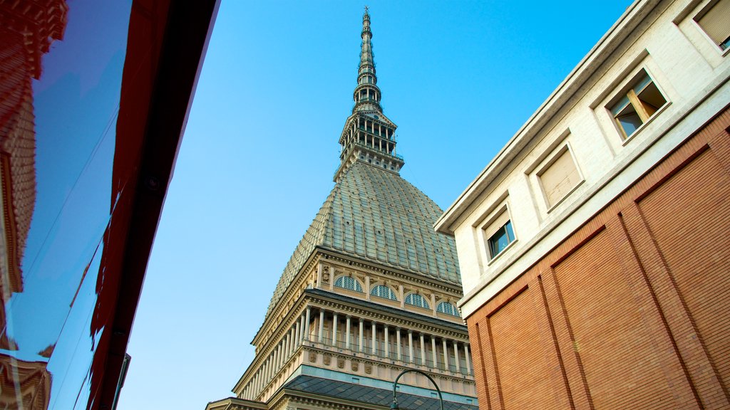 Mole Antonelliana menunjukkan arsitektur kuno dan gereja atau katedral