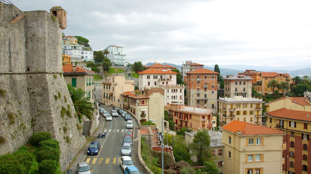 Castelo San Giorgio caracterizando arquitetura de patrimônio, cenas de rua e uma cidade