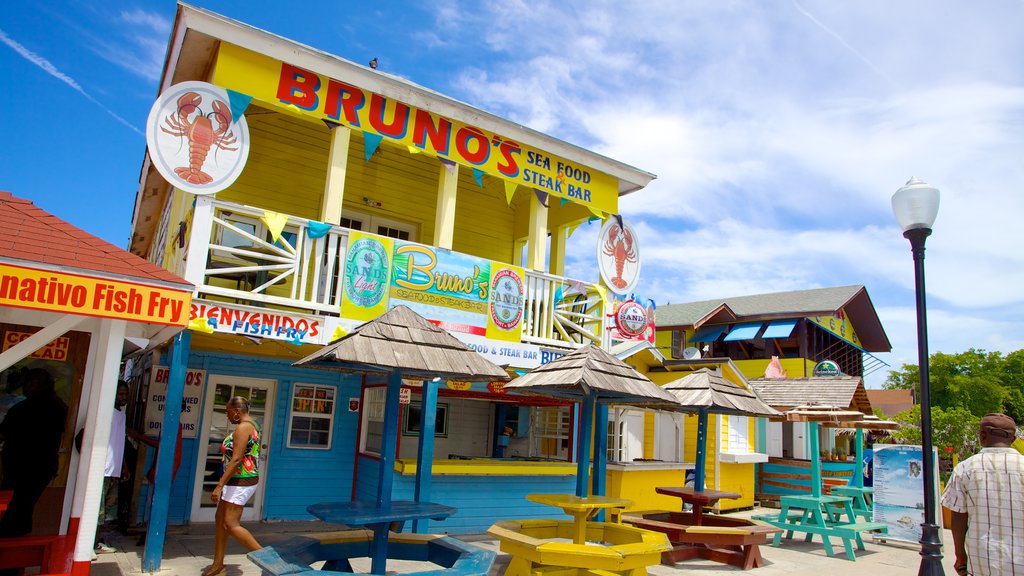 Arawak Cay mostrando uma cidade litorânea, estilo de vida de cafeteria e cenas de rua