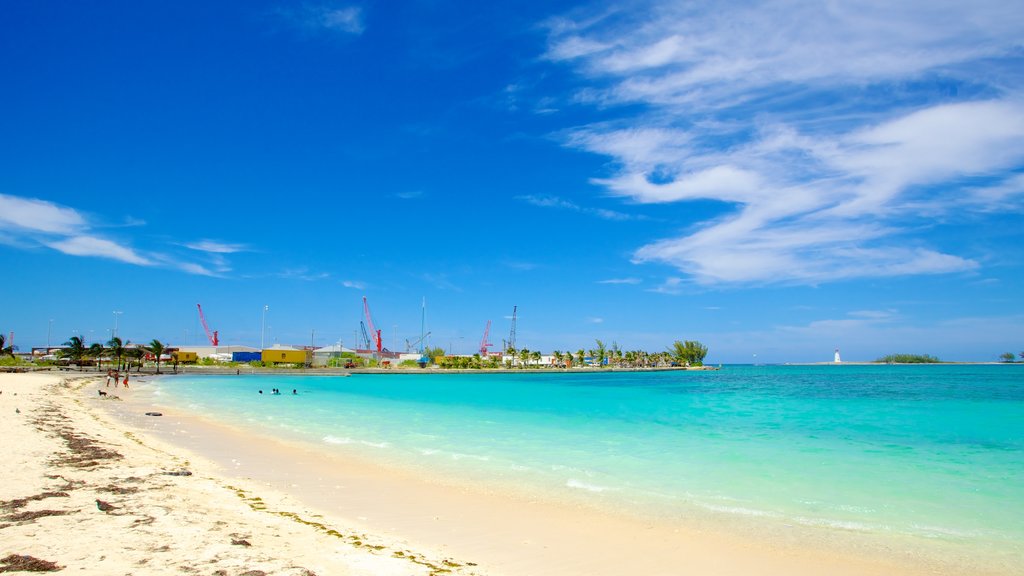 Cayo Arawak mostrando una playa de arena, una ciudad costera y escenas tropicales