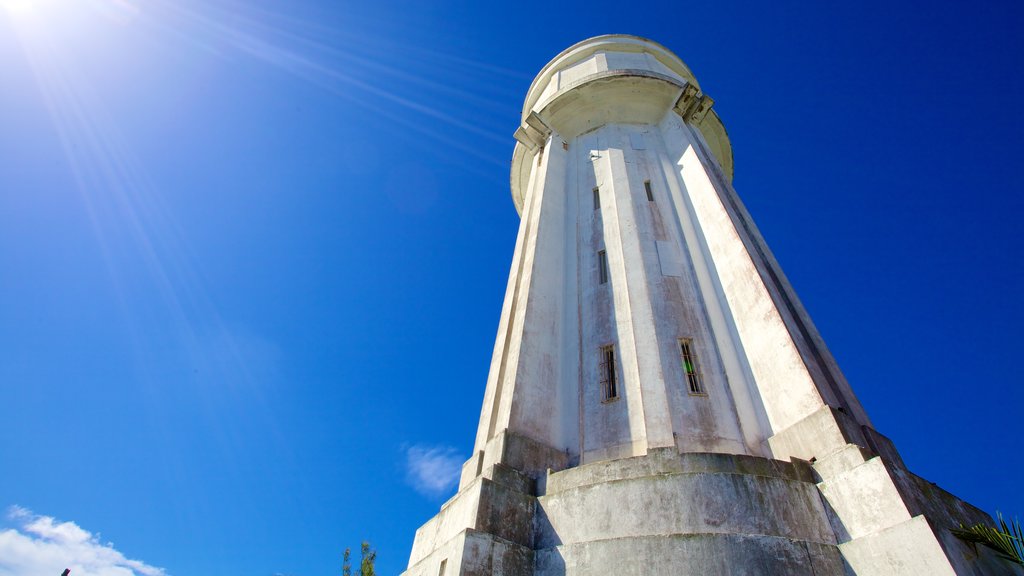 Torre de agua que incluye patrimonio de arquitectura