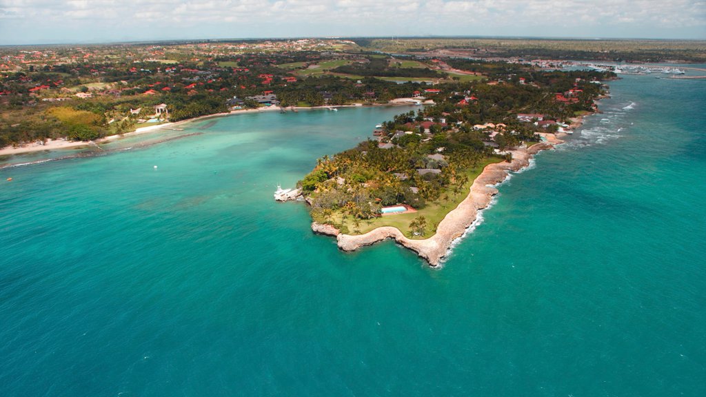 Puerto deportivo de Casa de Campo ofreciendo una ciudad costera, vistas de paisajes y vistas generales de la costa