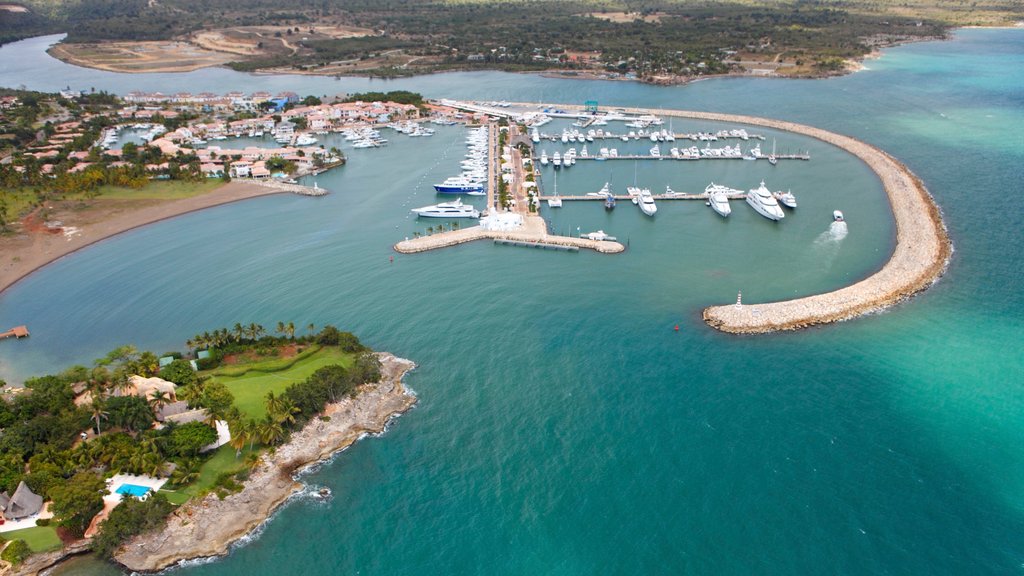 Marina de Casa de Campo que inclui uma cidade litorânea, uma marina e paisagens litorâneas