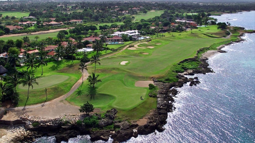 Puerto deportivo de Casa de Campo ofreciendo costa rocosa, una ciudad costera y vista general a la costa