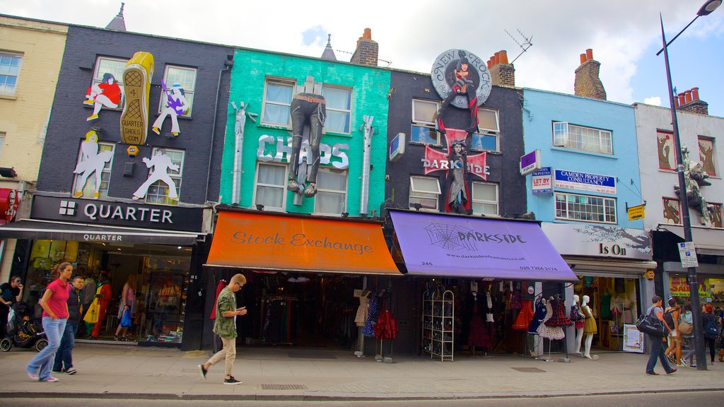 Camden Town som omfatter en by, skiltning og shopping